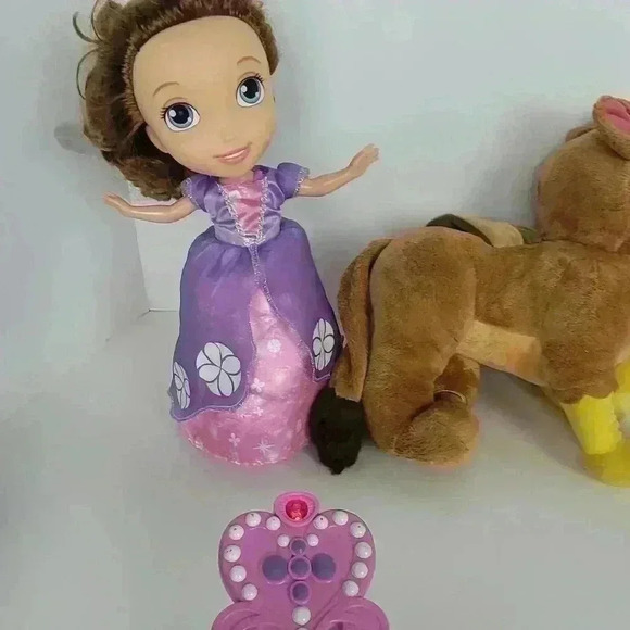 SOFIA THE FIRST MAGIC DANCING DOLL SINGS TALKS - Picture 3 of 17